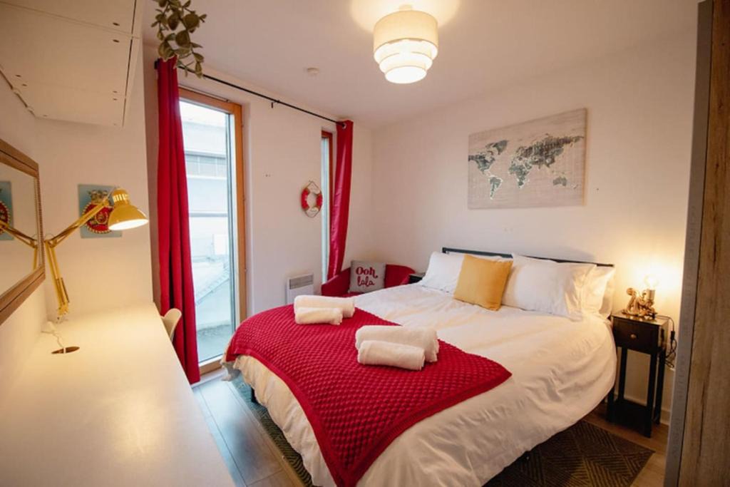 Chatham Apartment | The Captains Quarters by Sheppey Stays - Waterfront 2BR Flat - Sleeps 4 with Secured Parking - Family and Contractors