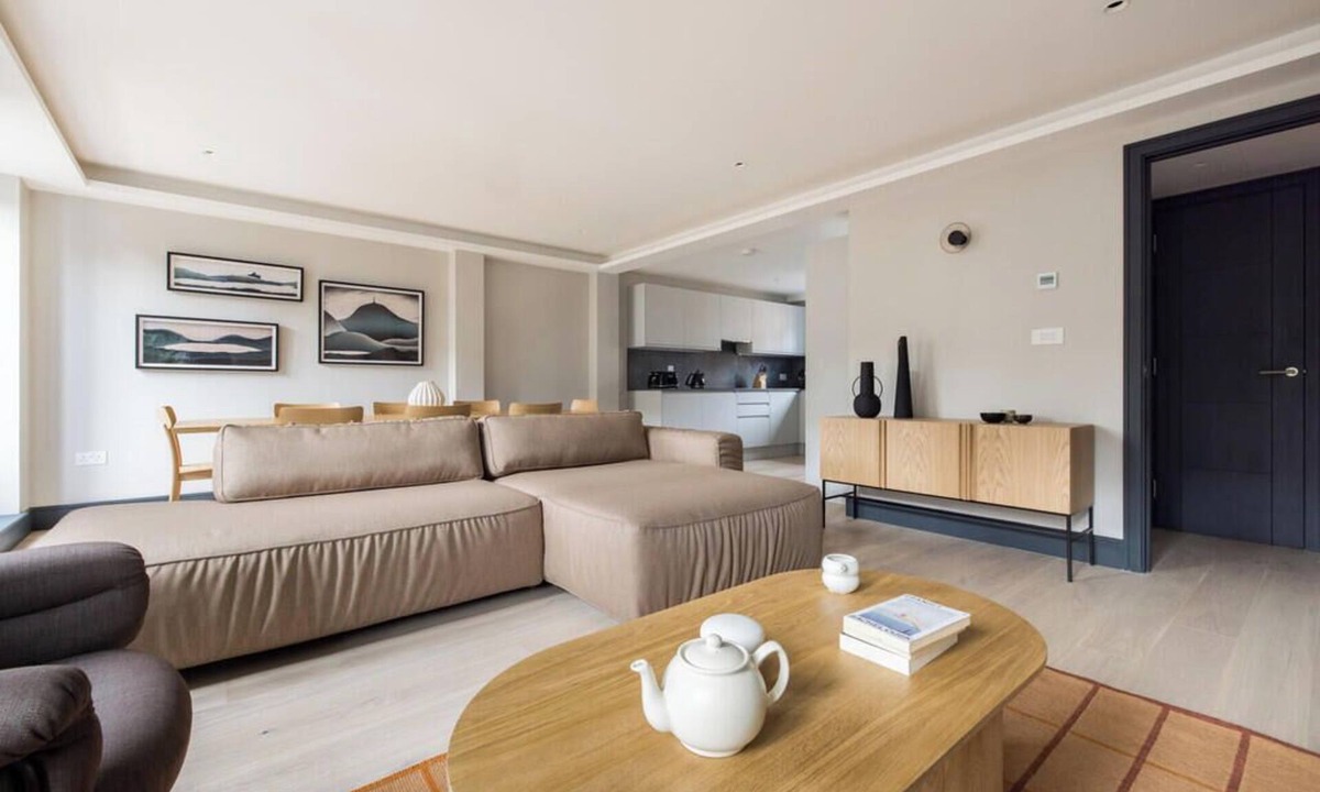 Royal Docks Apartment | The Covent Garden Maison — 4‑Bed Duplex Sleeps 8