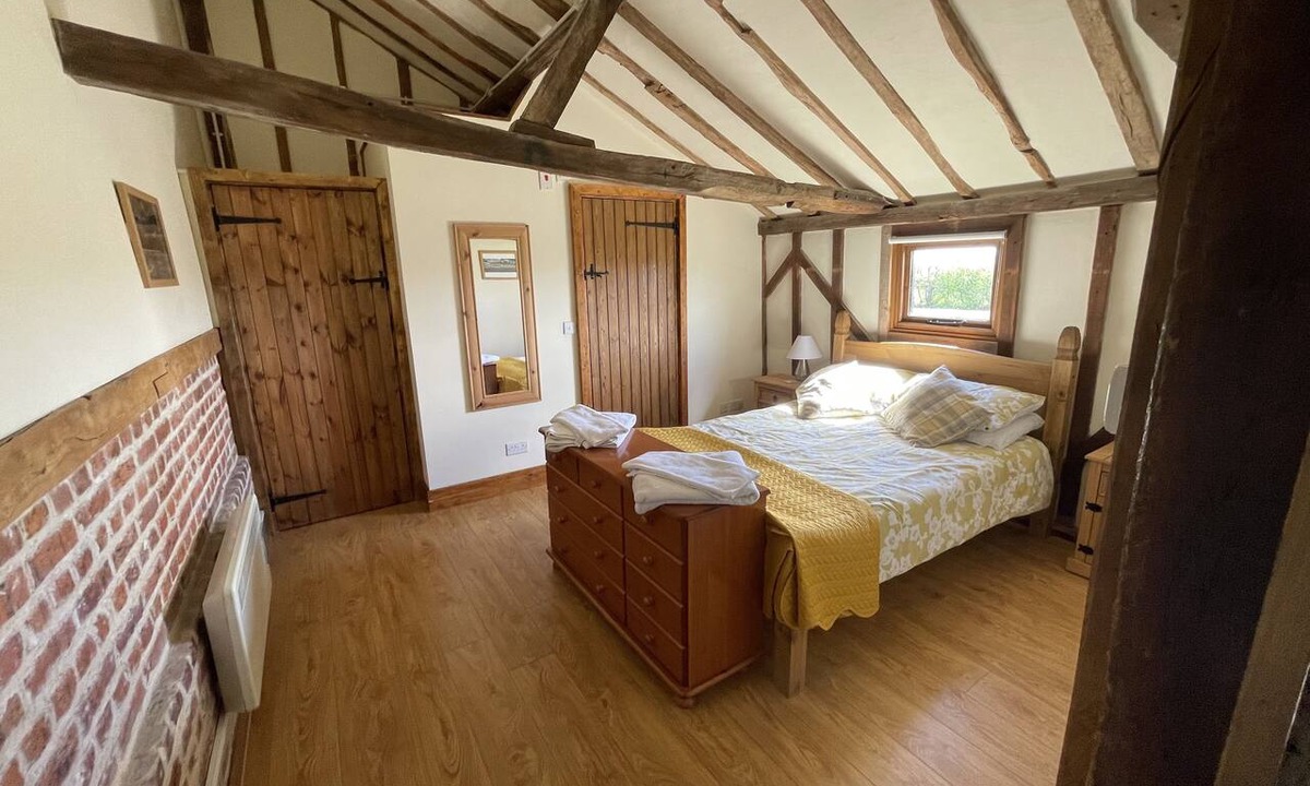 Southminster Apartment | The Cow Shed - Sleeps 4, Parking & Pet Friendly