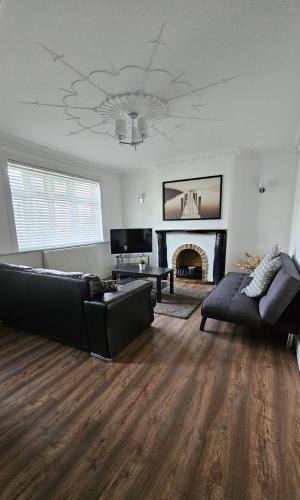 Greenhithe House | The Crescent, 3 bed house with 2-3 parking spaces, great for contractors and family