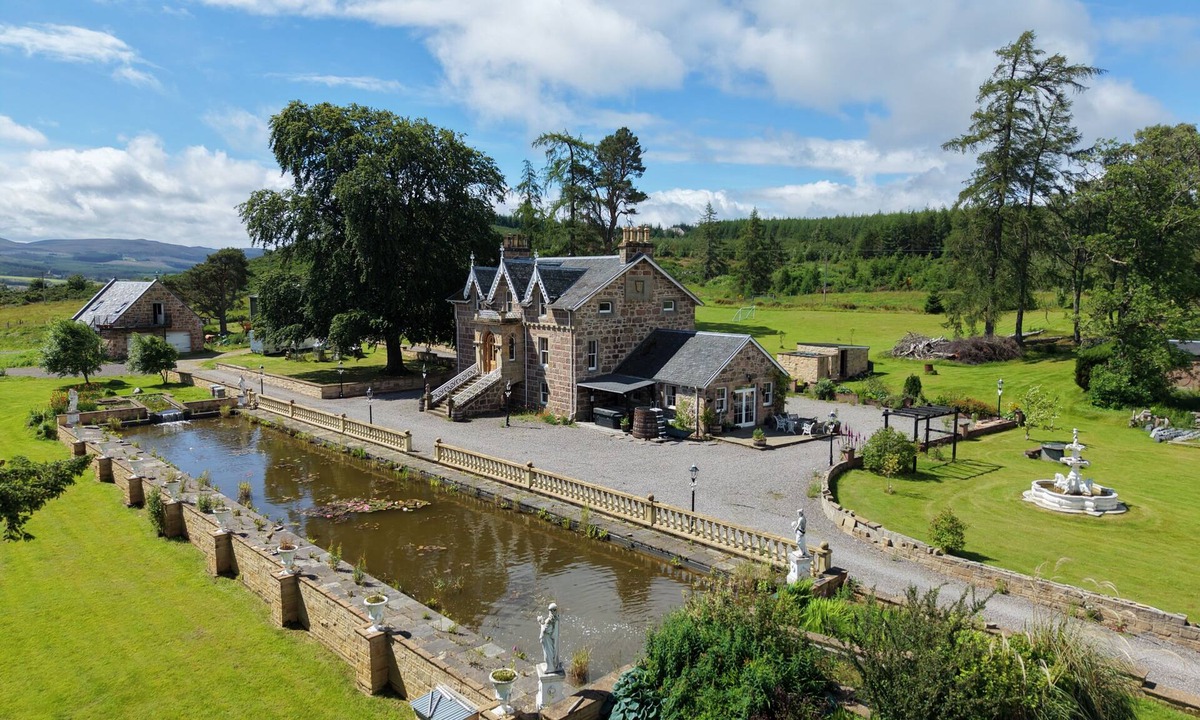South Galson House | The Doune Luxury Highland House, hot tub, sleeps 12
