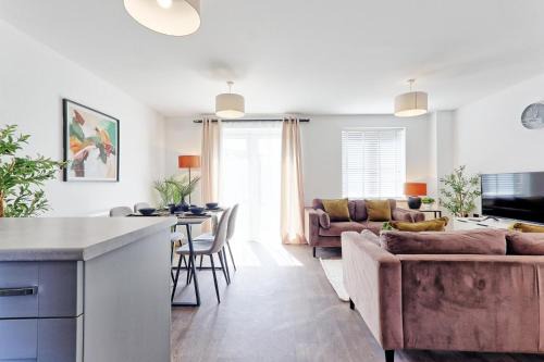 Chelmsford House | The Fox Den - CM1 Chelmsford 3-bed Stay - Pass the Keys