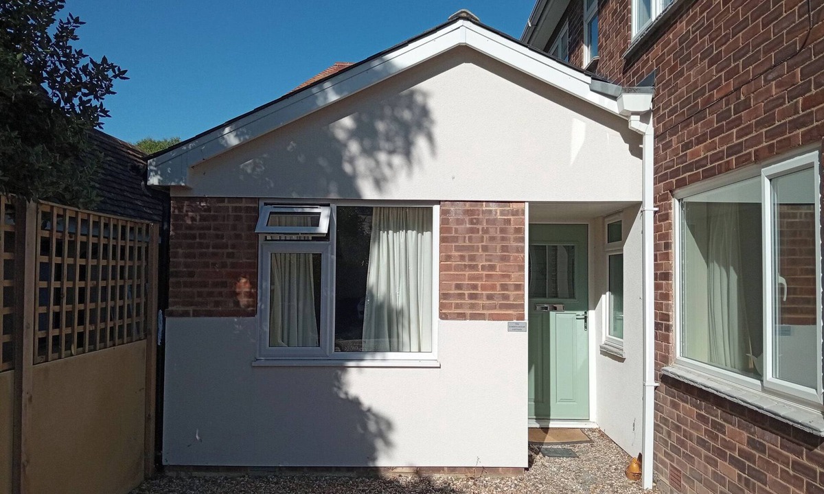 Swalecliffe Cottage | THE GARDEN HOUSE COTTAGE, pet friendly, with a garden in Whitstable