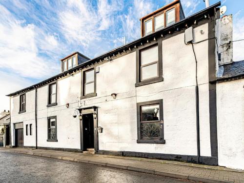 Mauchline House | The Golden Crown
