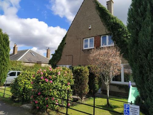 Juniper Green House | The Green Retreat Edinburgh, 2-minute walk to bus stop