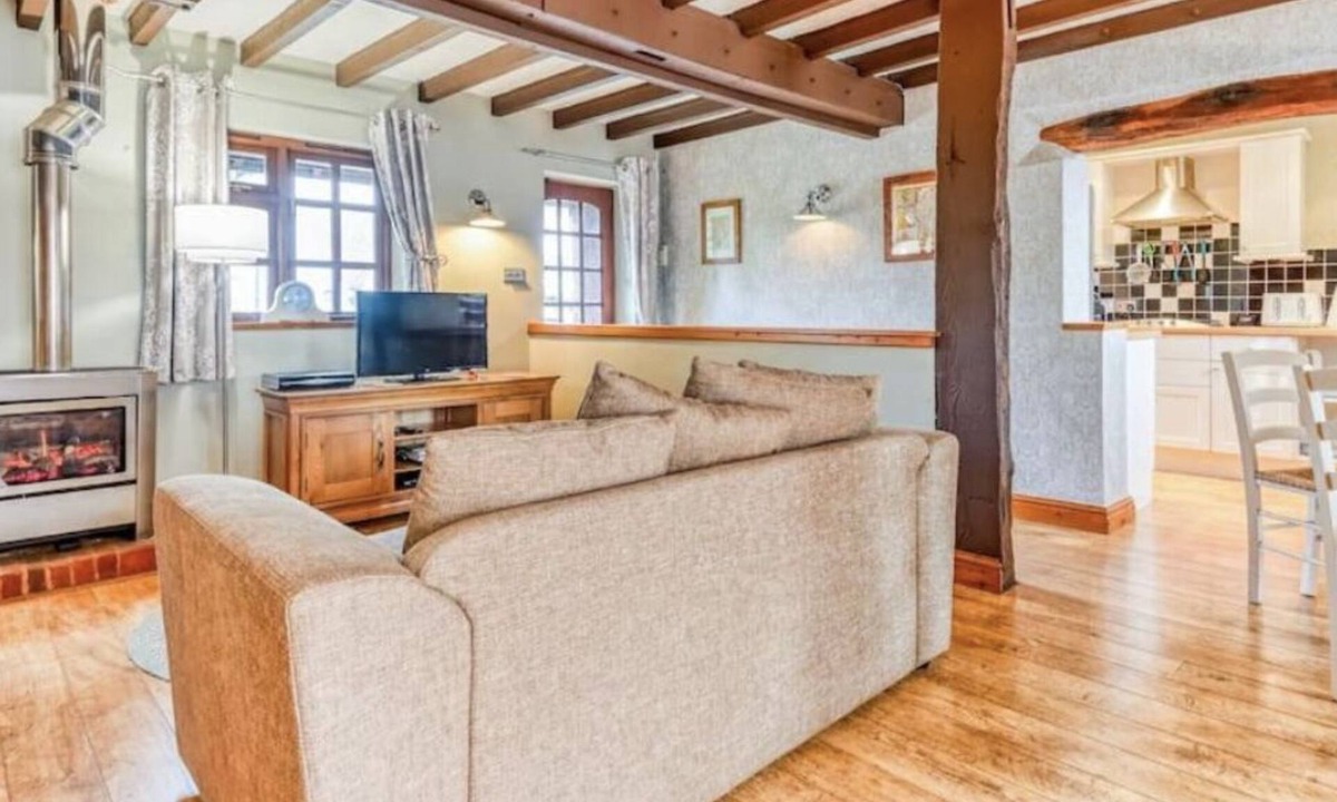 Cosford House | The Hurst Stable, 1800 century Coach House offering luxurious amenities, Hottub