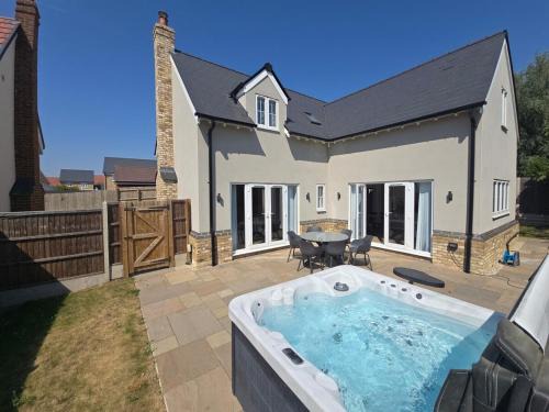 Dunmow Villa | The Kingfisher Sleep 10 5BR Near Stansted Airport