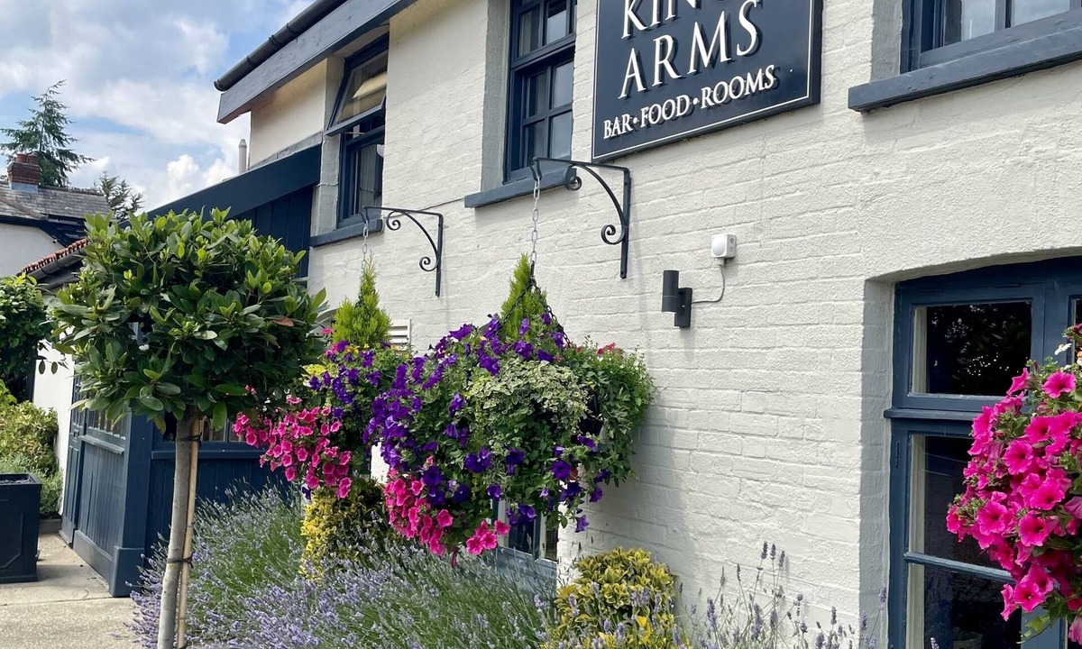 Messing Hotel | The Kings Arms, Colchester A120