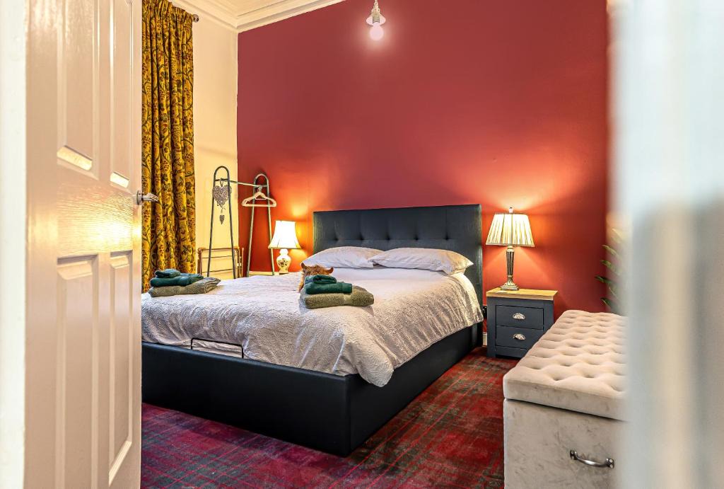 Kirkcaldy Apartment | The Lang Toun Bothy - close to Edinburgh by Urban Haggis Stays
