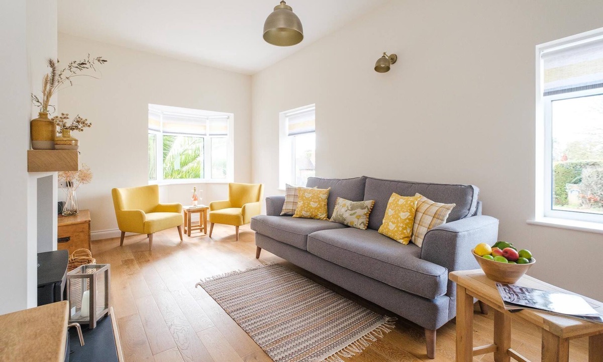 Aldringham Cottage | The Lodge, Aldringham - sleeps 4 guests in 2 bedrooms