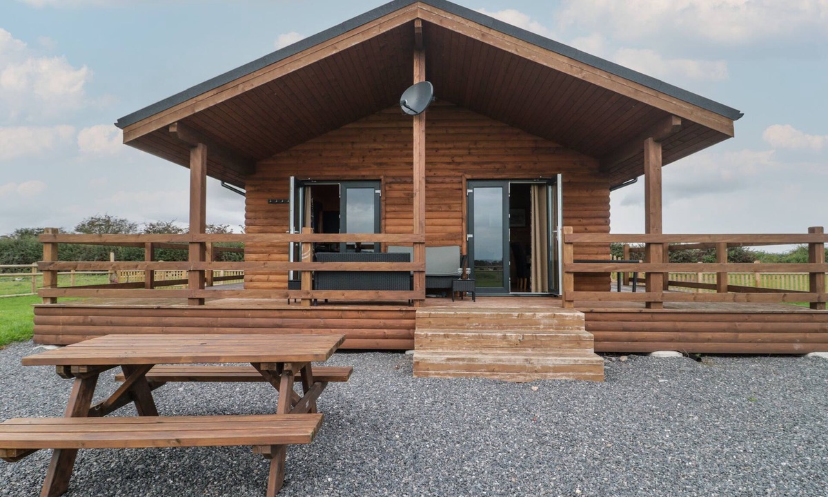 Middlezoy Cottage | THE LODGE AT CROSSROADS FARM, pet friendly in Middlezoy