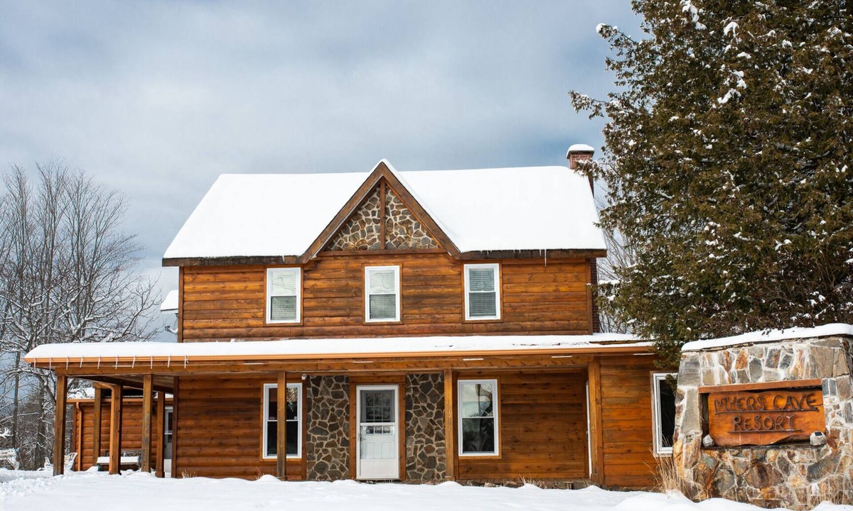 Bishop Corners Resort | The Lodge - Myers Cave Resort