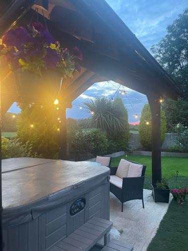 Coleraine Apartment | The Loft at Rock Cottage with hot tub