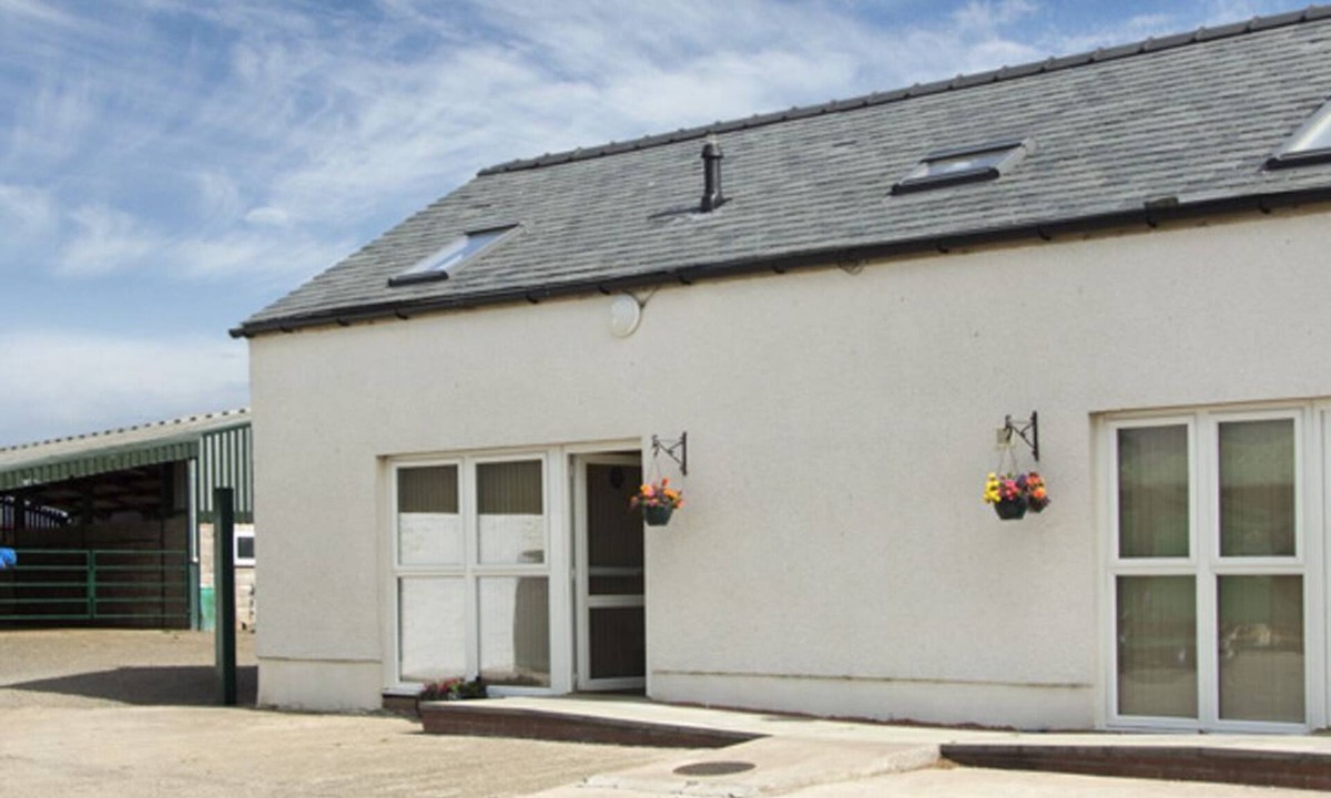 Annan House | THE LOFT, pet friendly, shared hot tub, in Annan