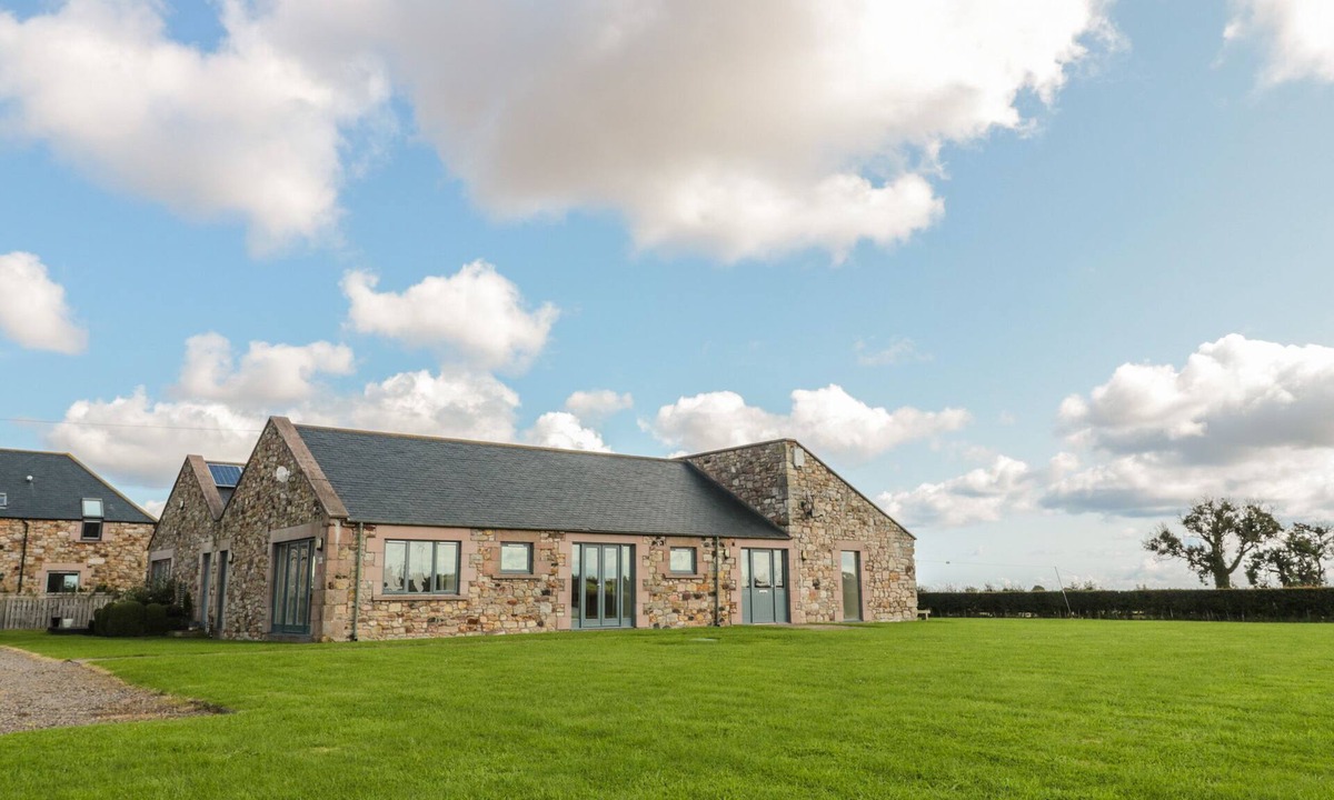 Berwick-upon-Tweed Cottage | THE LONG BARN, pet friendly, with a garden in Berwick-Upon-Tweed