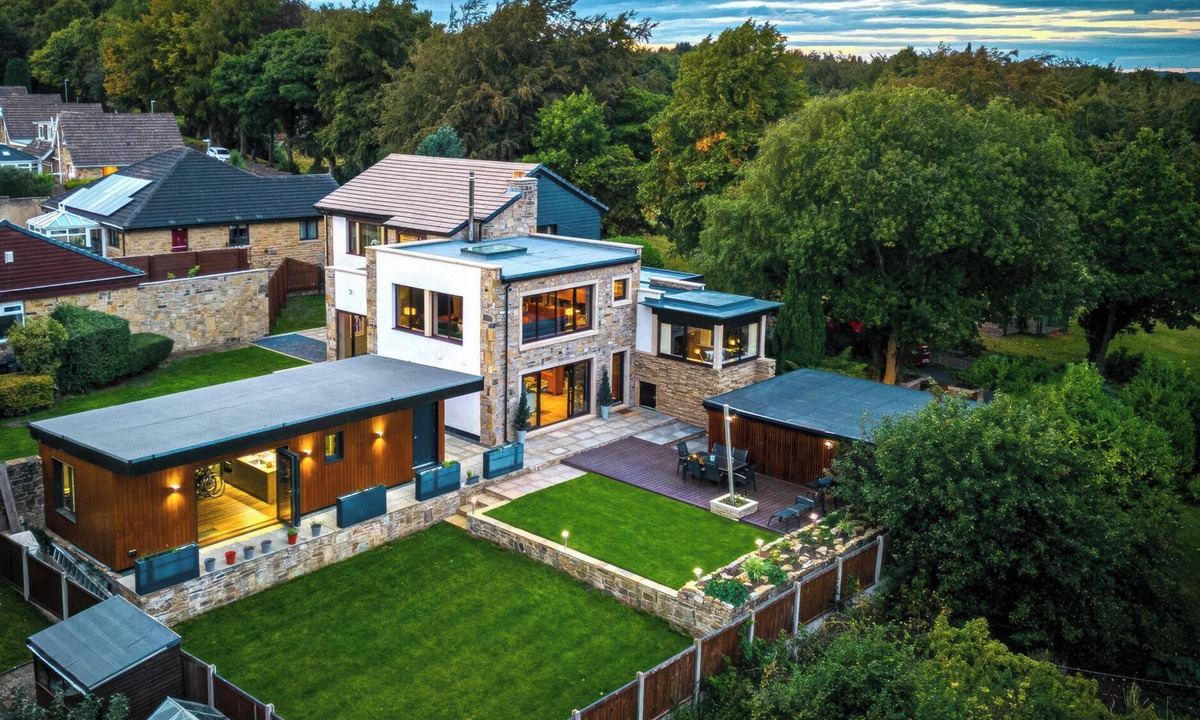 Honley Cottage | THE LUXURY SHED, with a garden in Huddersfield