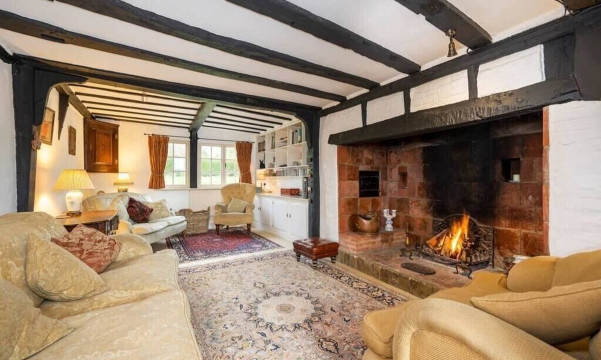Bury St Edmunds House | The Old Hare and Hounds, Somerton