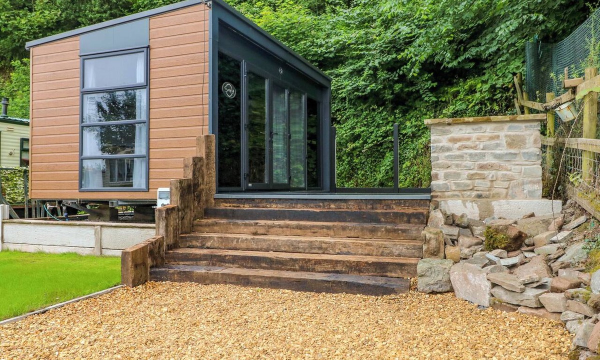 Ferryside Cottage | THE POD, romantic, country holiday cottage, with pool in Ferryside