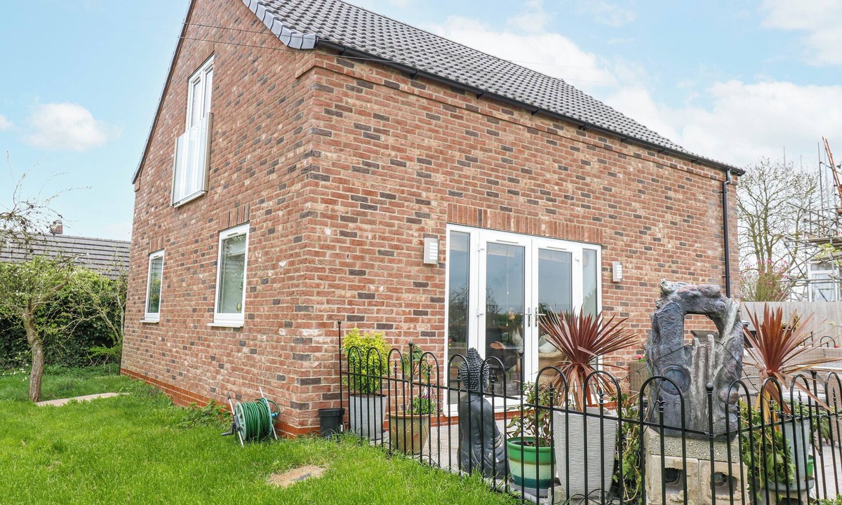 West Cowick Cottage | THE RETREAT, romantic, with a garden in Snaith