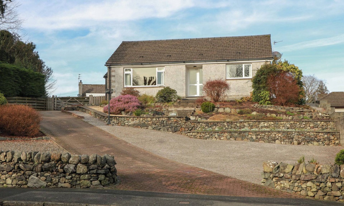 Newton Stewart House | THE ROWANS, pet friendly, with a garden in Newton Stewart