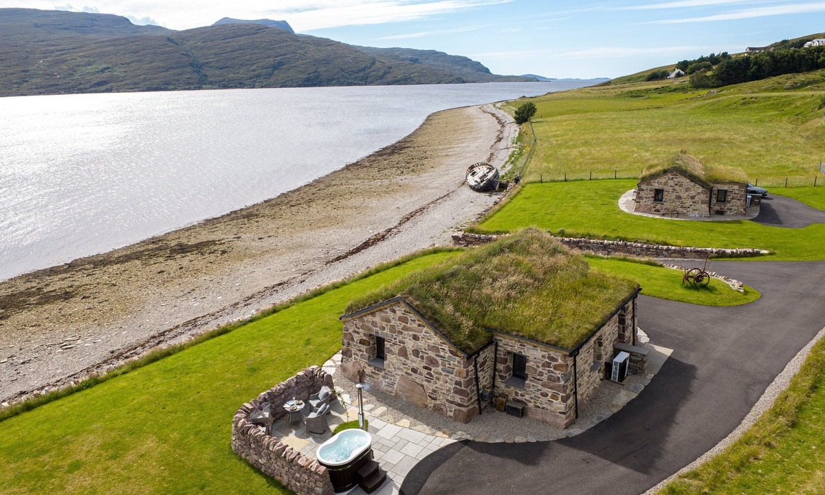 Ullapool Cottage | The Ruin-Luxury shoreside Retreat-woodfired hot tub - Dog friendly- Ullapool