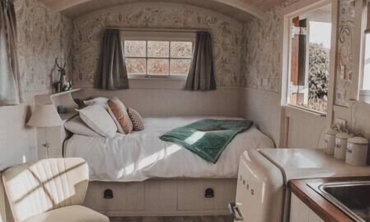 Fox Glacier House | The Shepherds Hut with Farmland Views Fox Glacier