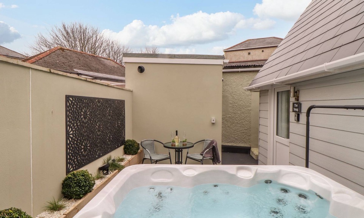 Camborne Cottage | THE SNUG, romantic, with hot tub in Camborne