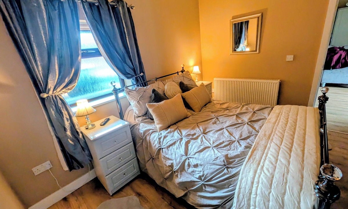 Kirk Sandall House | The Stables Cottage with Hot Tub - NO PETS!