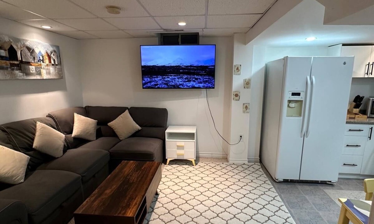 Churchill Meadows House | The Staycation Spot of 6ix Come stay in Modernised Home with all amenities