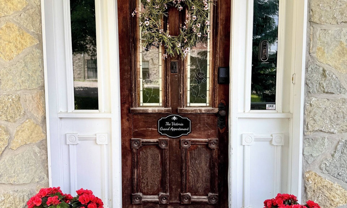 Elora Apartment | THE VICTORIA: Grand Appartement Located in the heart of Elora!