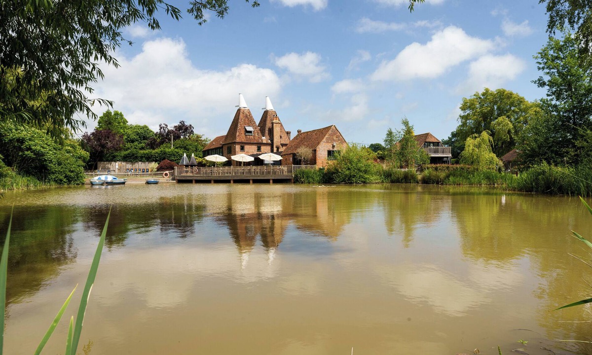 Appledore House | The Vineyard Oast & Barn - Sleep 25 - Private Pool - Boating Lake