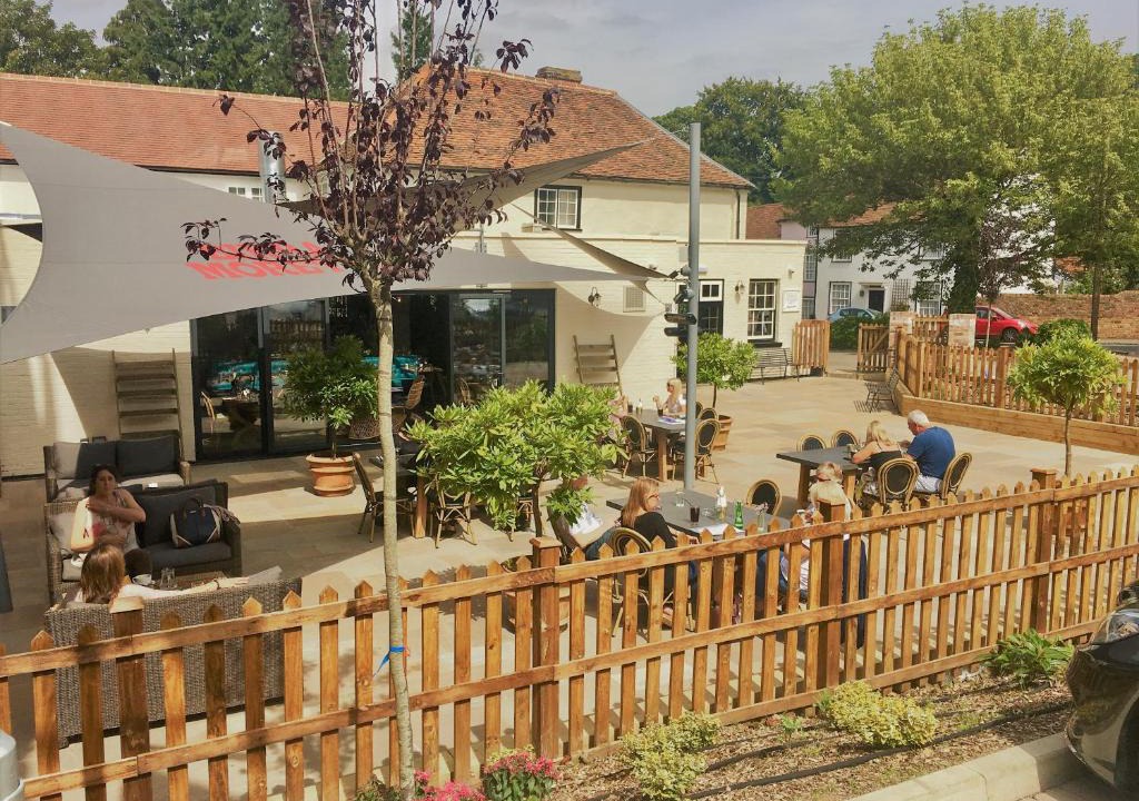 Hertford Hotel | The White Horse