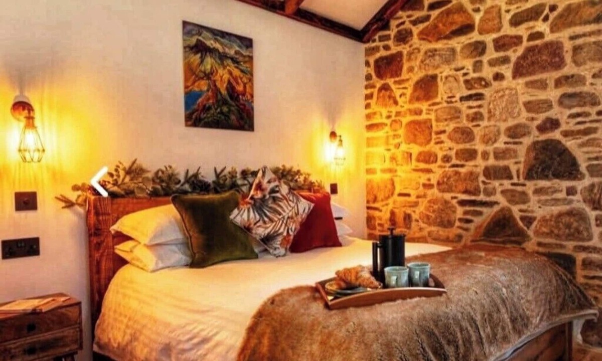 Ullapool Cottage | The Wreck -Luxury Lochside Retreat-Perfect for a Romantic break in the Highlands