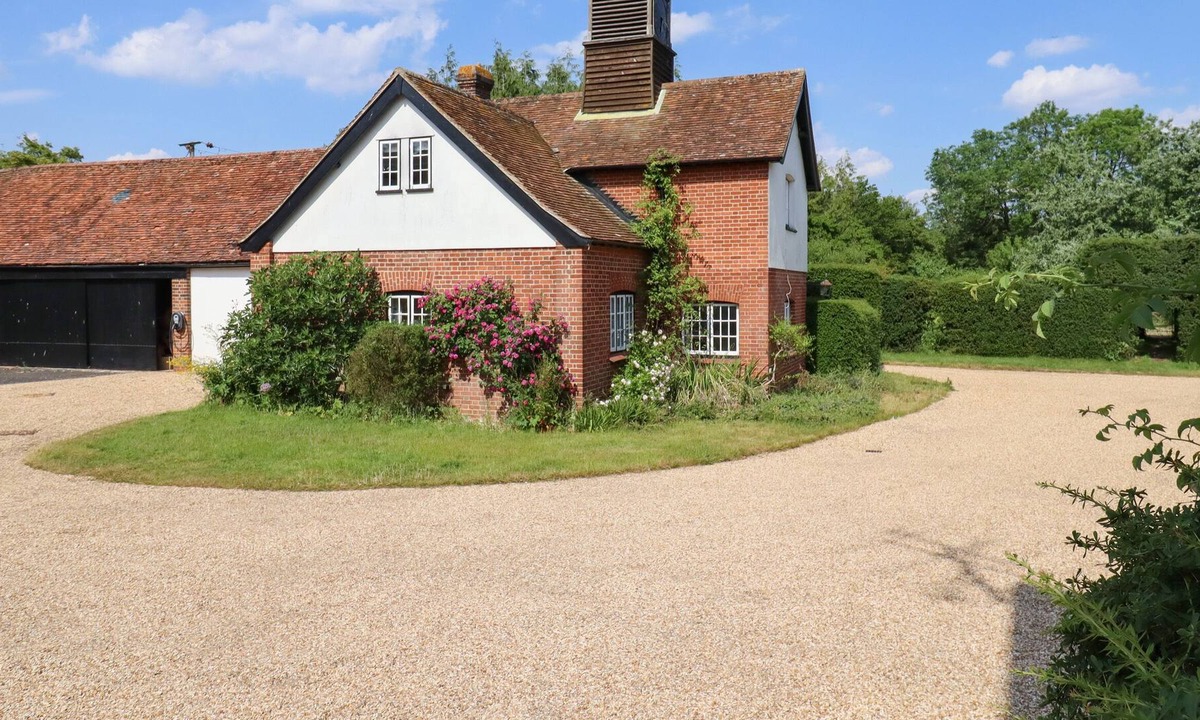 Howlett End Cottage | THE WRITERS COTTAGE, pet friendly, with a garden in Finchingfield