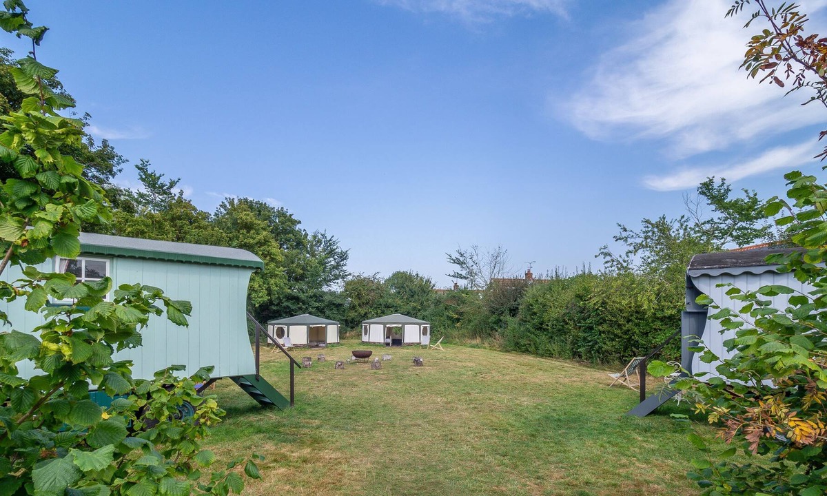 Brandeston Apartment | This cluster of two shepherds huts and two bell tents is a wonderful get away
