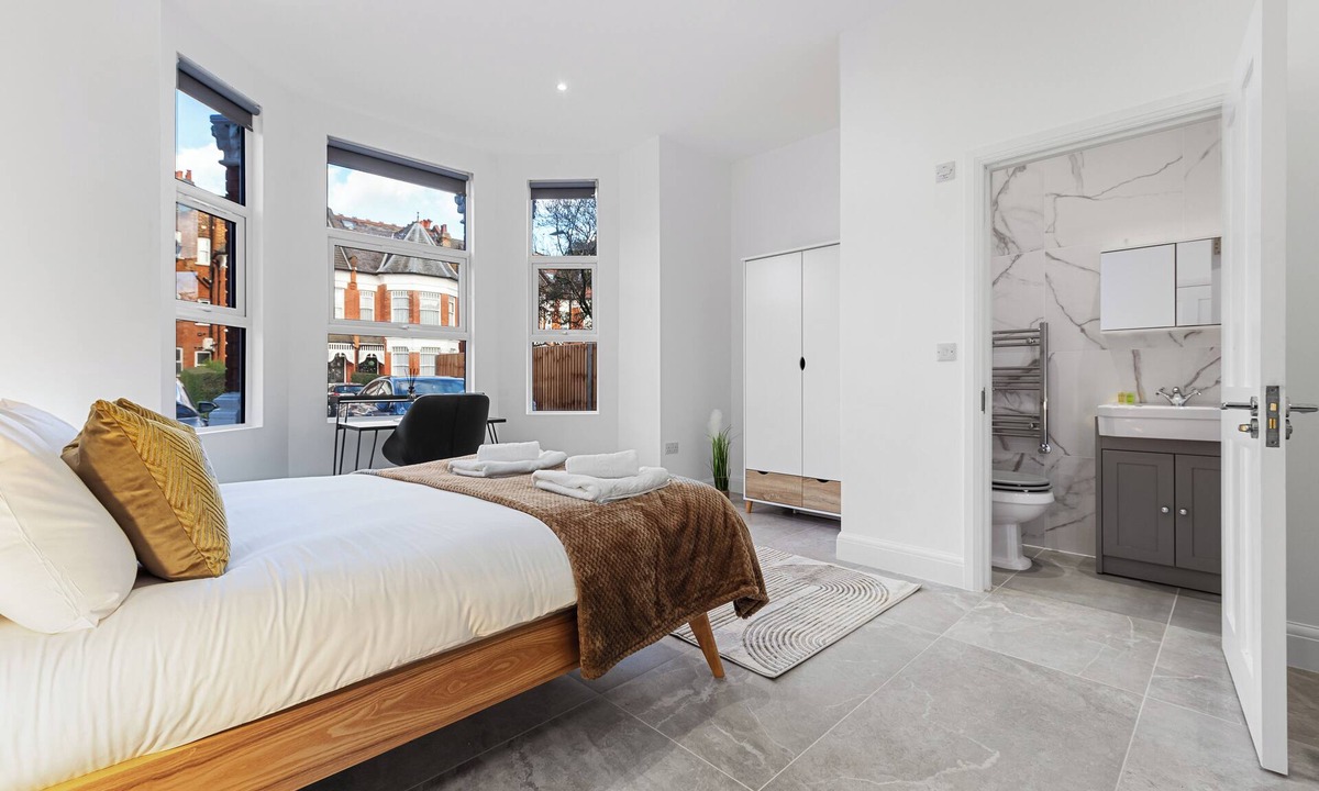 North Finchley Apartment | This is a large 4 bed, 2.5 bath garden apartment in a buzzing neighborhood!
