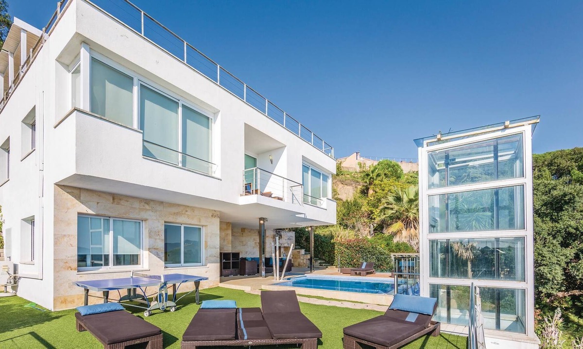 Sant Cebria de Vallalta House | This luxury designer holiday villa is located in the well-kept urbanization "Vistamar" in Sant Cebri
