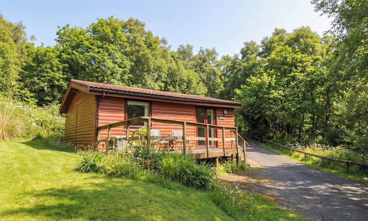 Loch Eck Cottage | THISTLE LODGE, family friendly, with a garden in Colintraive