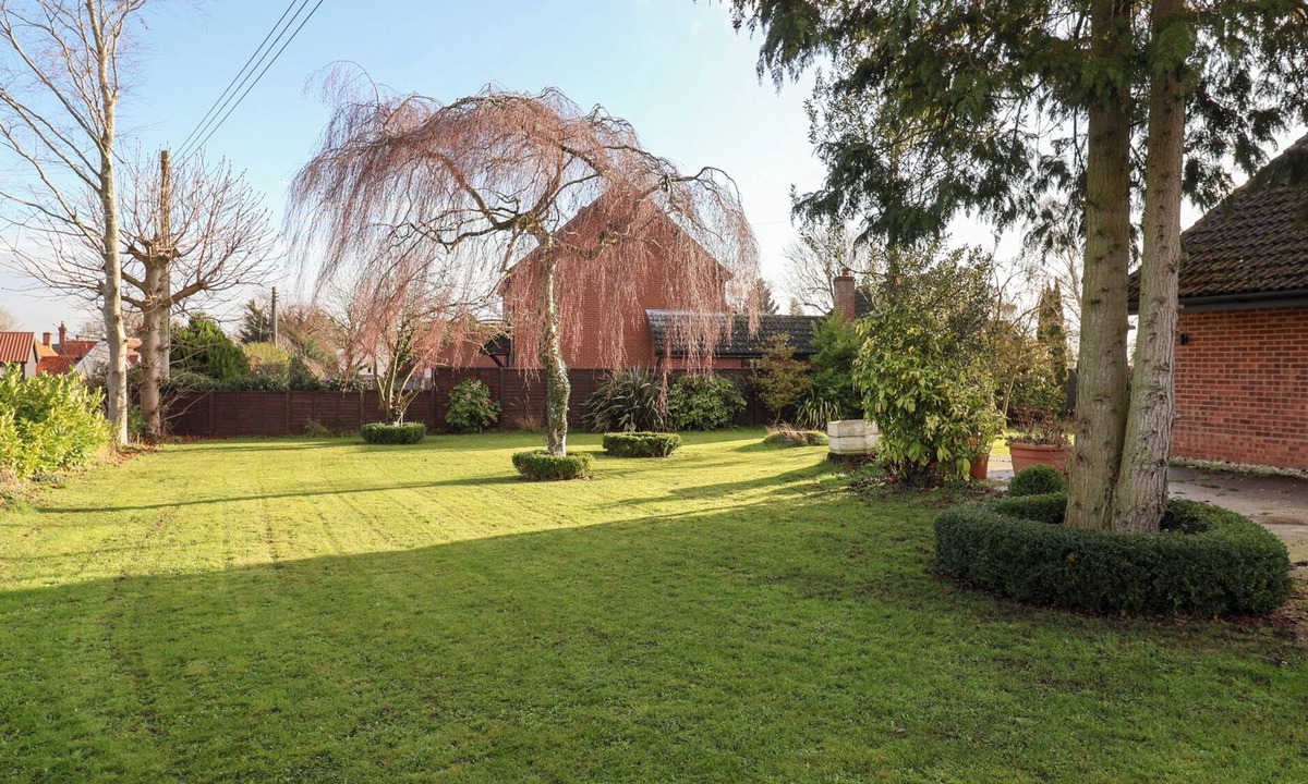 Diss House | THREE WAYS, pet friendly, with hot tub in Garboldisham