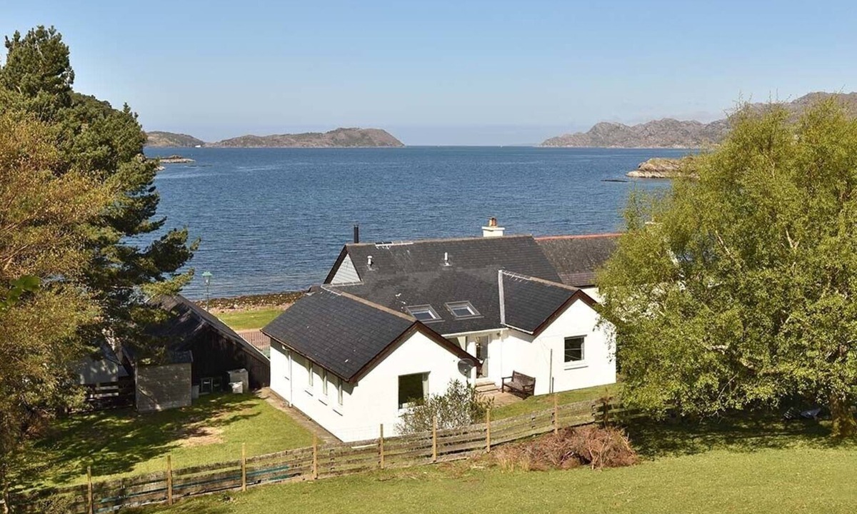 Strathcarron Cottage | TIGH EN LEIGH, pet friendly, with a garden in Shieldaig