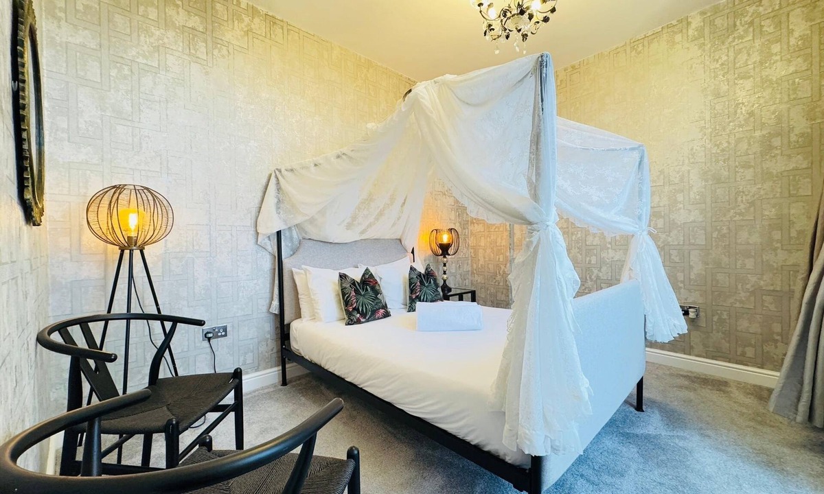 Gorgie Apartment | Top Floor Getaway With Cozy Canopy Bed