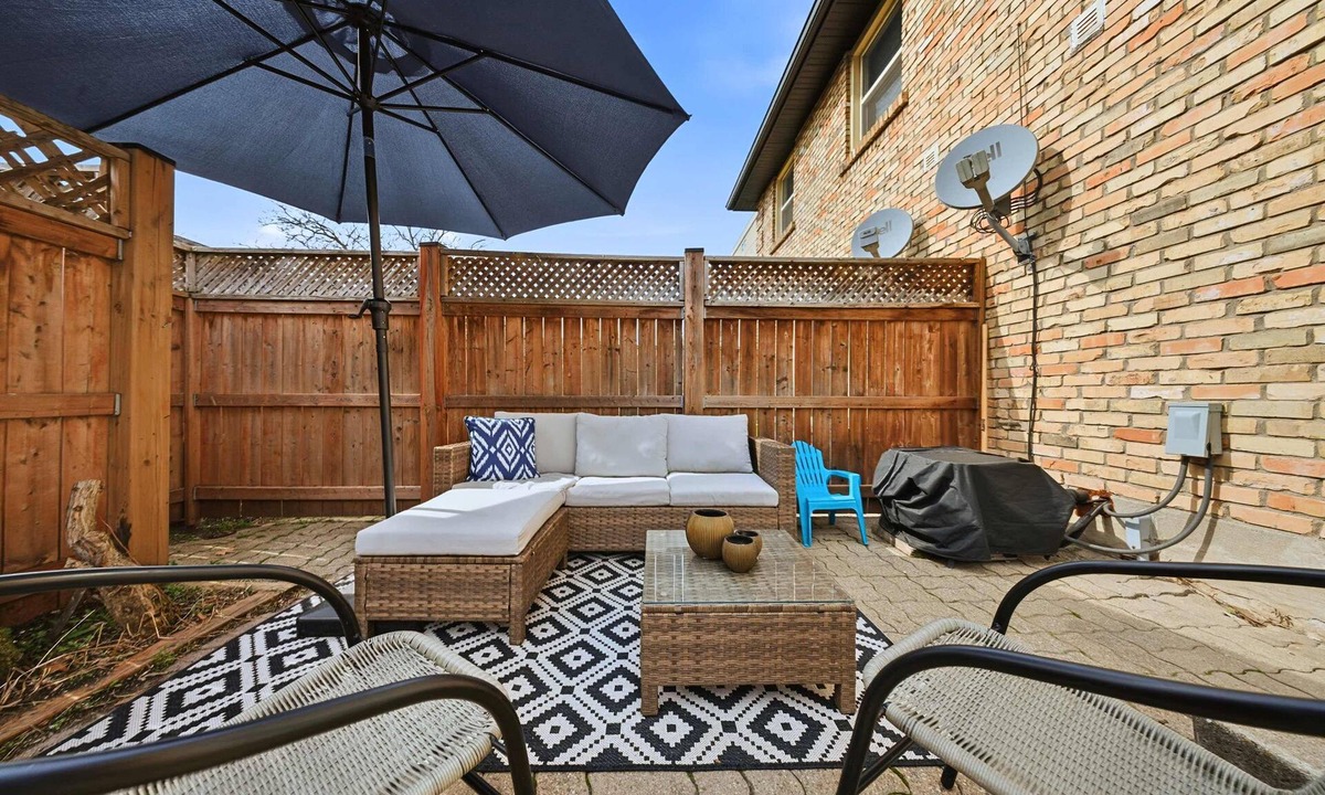 Burlington House | Townhome with Parking Ideal for Longer Stays