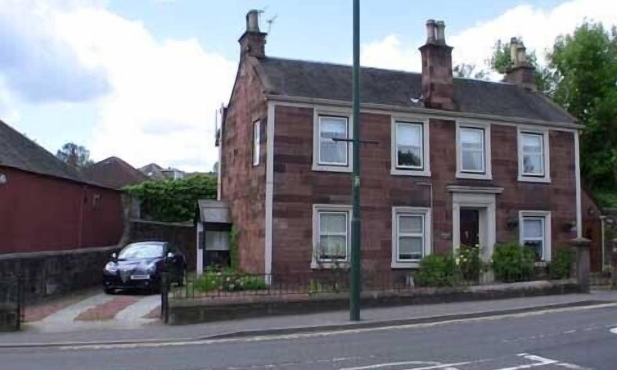 Bothwell Apartment | Traditional 2-bed conversion in Bothwell village, near Glasgow
