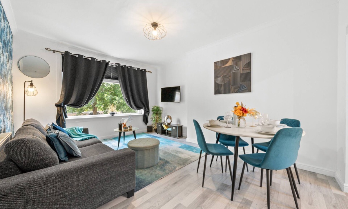 Hamilton Apartment | Traditional 2 bedroom ground floor apartment