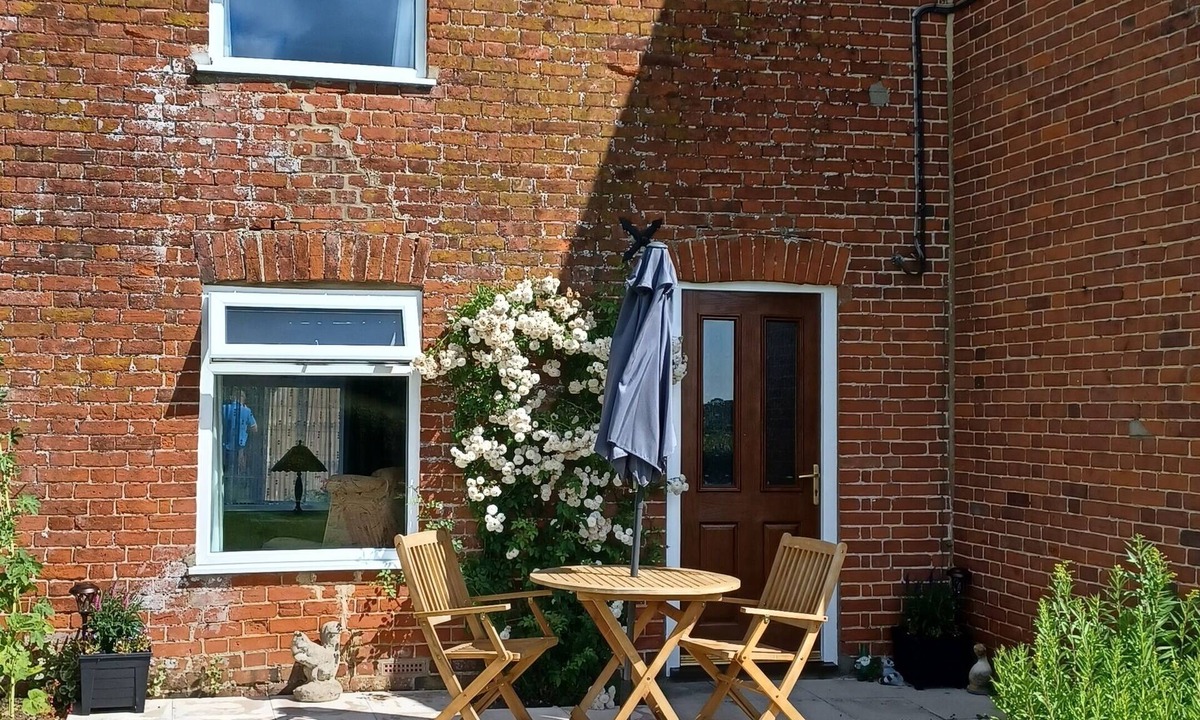 Saxmundham Cottage | Tranquil Cottage adjoining rural farmhouse 5 miles from Suffolk Coast