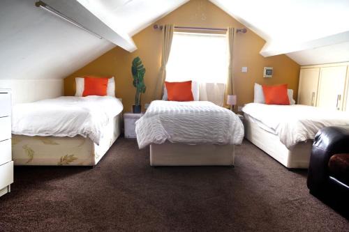 Wolverhampton House | Triple single Bedroom with Garden Netflix Free Parking