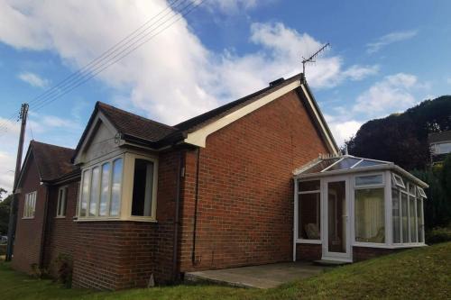 Knighton House | Twyngaer, a spacious 3 bedroom bungalow sleeps 5