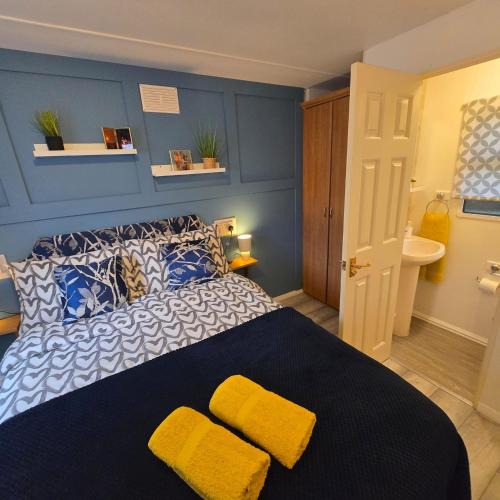 Girvan Apartment | Unique Caravan with Outdoor Space