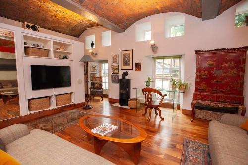Kelvinbridge House | Unique House in Park District
