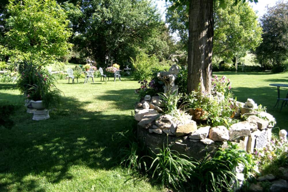 Granton Cabin | Unique Rental with Stunning Gardens near Stratford, Ontario